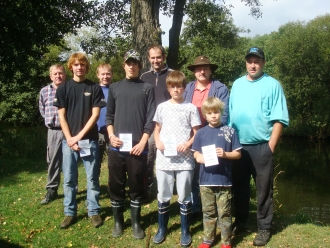 Die Gewinner beim Abfischen der Anglerfreunde Arnschwang mit den Siegern Jürgen Leist (rechts) Tobias Vögerl (vorne 2.v. rechts) und Vorstand Alois Weißthanner (links hinten).