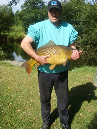 Sieger Jürgen Leist mit seinem Karpfen, der 8540 g wog