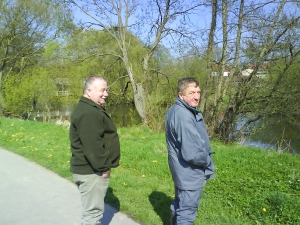 Die Vorstände Willi Christl und Alois Weißthanner grübeln über die sehr schlechte Fangausbeute nach.