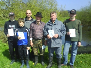 Die Sieger des Anfischens der Angelfreunde Arnschwang von links Patrick Ziegler, Daniel Konadl, Martin Ziegler, Rudi Schönberger, Alois Weißthanner und Matthias Christl