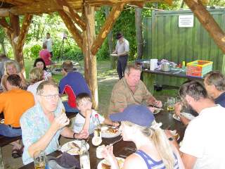 Vereinsmitglieder und Freunde beim gemütlichen Teil