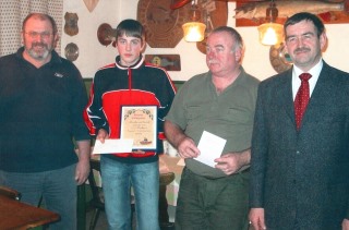 1. Vorsitzender Ludwig Aschenbrenner , Jugendvereinsmeister Matthias Christl  und Willi Christl (ausgezeichnet für besondere Verdienste am Verein) mit Bürgermeister Josef Mühlbauer. (von links nach rechts)