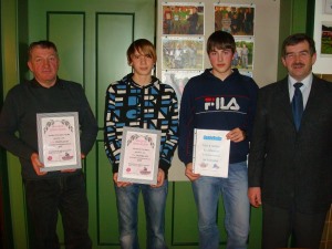 1.Vorstand und Vereinsmeister 2007 Alois Weißthanner, Jungfischer -Vereinsmeister Patrick Ziegler, der neu gewählte Gewässerwart Matthias Christl und Bürgermeister Josef Mühlbauer (von links nach rechts)