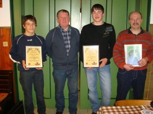 Jungfischer Vereinsmeister Daniel Konadl,  Vorstand Alois Weißthanner, Altfischer-Vereinsmeister Matthias Christl und Reinhold Christl (von links nach rechts).