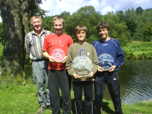 Vorstand Alois Weißthanner mit den Siegern der Jungfischer