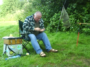 2 Vorstand Willi Christl auf der suche nach dem richtigen Köder