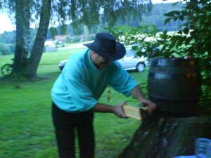 Der Beginn des gemütlichen Teiles am Samstagabend - Anzapfen durch Herbstmeister Jürgen Leist
