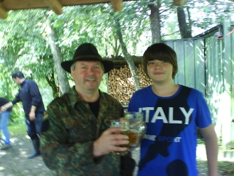 Die Gewinner feiern ihren Sieg.