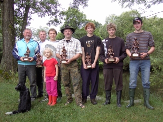Die Sieger der Altfischer von links 2.Ritter Alfons Vogl, Vorstand Alois Weißthaner, 2 Ritter-Jungfisher Patrick Köther, 1.Ritter Rudi Schönberger, 1.Ritter-Jungfischer Patrick Ziegler, Jungfischerkönig Stefan Buchinger, Fischerkönig Matthias Christl