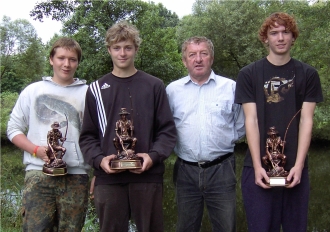 Die Sieger der Jungfischer von links 2 Ritter Patrick Köther, Jungfischerkönig Stefan Buchinger, Vorstand Alois Weißthaner, 1 Ritter Patrick Ziegler