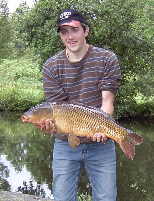 Fischerkönig 2010 Matthias Christl mit seinem Siegerfisch.