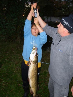 Beim Abwiegen erhielt er Unterstützung durch seinen Vater